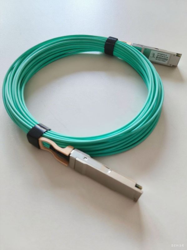 QSFP-40G 케이블을 생산하는 와이어 허네스 제조사 정밀 맞춤형 케이블 디자인으로 높은 대역폭 서버와 40GbE 네트워크 인프라에 최적화